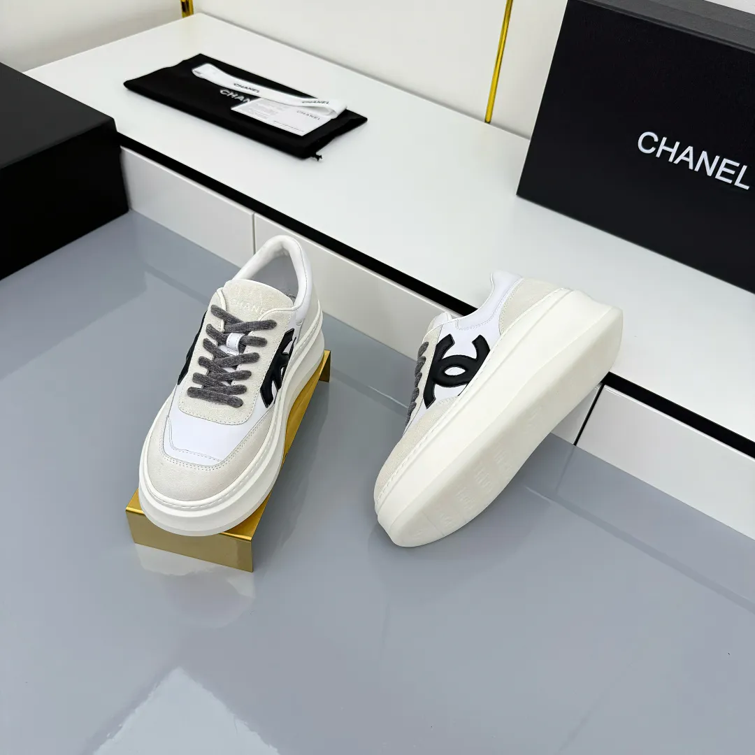 👟👟Ex-factory price 660👟👟 Top version! Chanel Chanel panda shoes! 2025 counter's top casual sports shoes. This classic design; the upper is electro-embroidered with a variety of techniques; the outsole is fashionable and sporty; the unusual inclusion of a variety of color matching elements... The diversified mix and match is very good-looking and versatile, and can be used for leisure, fashion, sports, and outdoor... ꫛꫀꪝ Go➫ Materials: ❶Upper made of: original imported first-layer silk cowhide + original waterproof cloth + original first-layer cowhide ❷Inner lining: Original Yangli+wang ❸ Outsole based on: Original TPU combination outsole Counter boutique packaging complete set for women 35–41